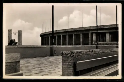 AK Berlin, Reichssportfeld, Blick auf Osttor und Kampfbahn vom Schwimmstadion aus