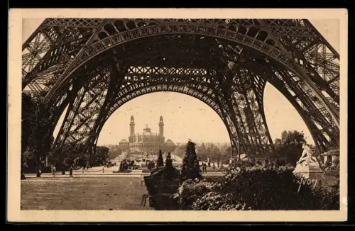 AK Paris, Sous la Tour Eiffel, dans le fond, le Palais du Trocadéro