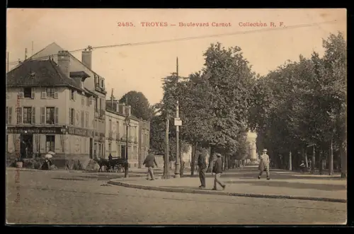 AK Troyes, Boulevard Carnot avec passants et calèche