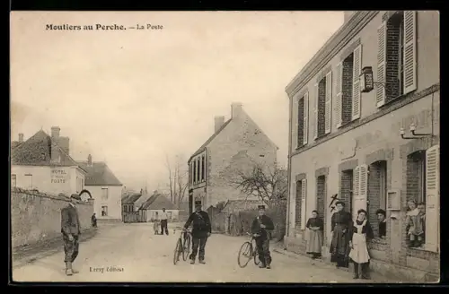 AK Moutiers au Perche, La Poste und zwei Briefträger