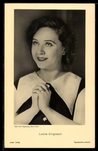 AK Schauspielerin Lucie Englisch mit gefalteten Händen