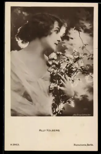 AK Schauspielerin Ally Kolberg mit einem Blumenstrauss porträtiert