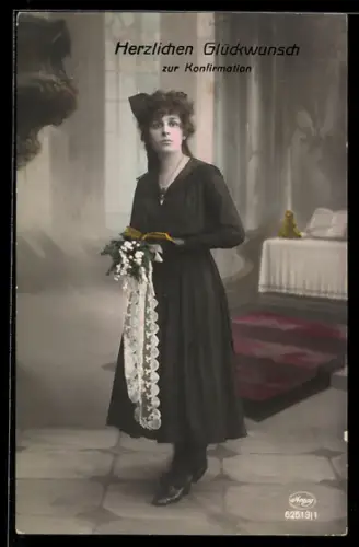 AK Mädchen mit Bibel und Blumenstrauss zur Konfirmation