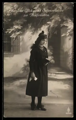 AK Junges Mädchen mit Bibel vor einem Haus, Konfirmation