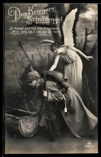 AK Des Kriegers Schutzengel, Soldat mit Pickelhaube und Gewehr pirscht sich an Feindstellung heran