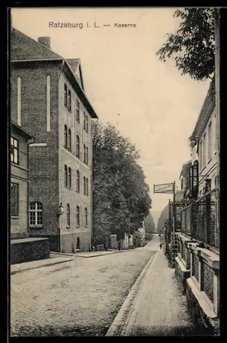 AK Ratzeburg i. L., Kaserne mit Strassenpartie