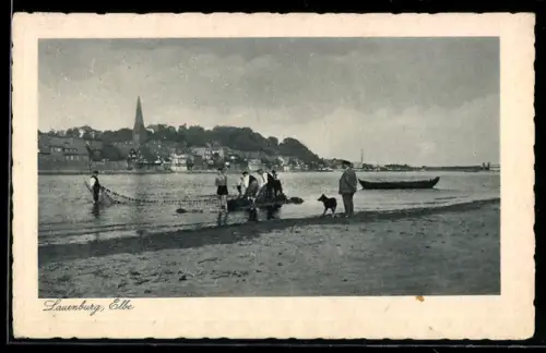 AK Lauenburg /Elbe, Fischer am Elbufer mit Blick auf die Stadt und Kirche