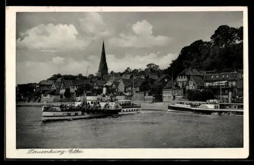 AK Lauenburg /Elbe, Dampfer auf der Elbe, Stadtkulisse, Kirche