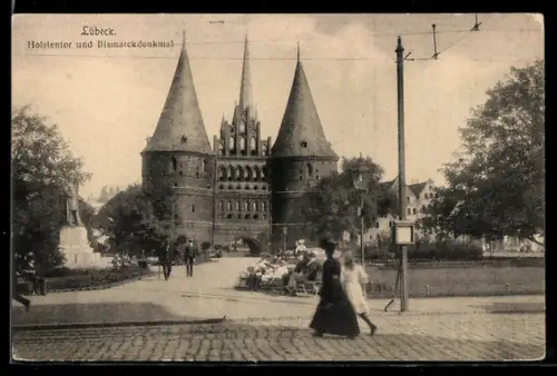 AK Lübeck, Holstentor und Bismarckdenkmal