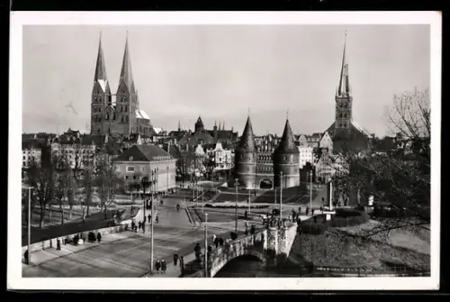 AK Lübeck, Platz, Marienkirche, Holstentor, Petrikirche, Salzspeicher