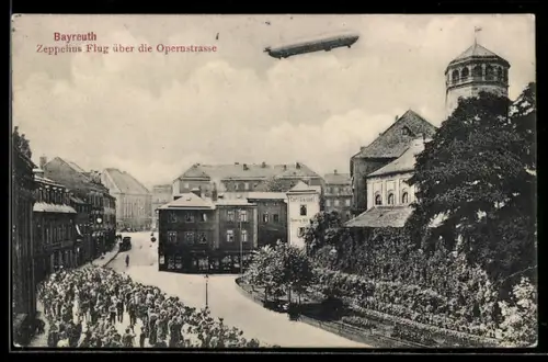 AK Bayreuth, Zeppelins Flug über die Opernstrasse mit Zuschauermenge