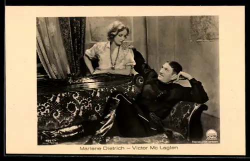 AK Schauspieler Marlene Dietrich und Victor Mc Laglen auf einer Couch