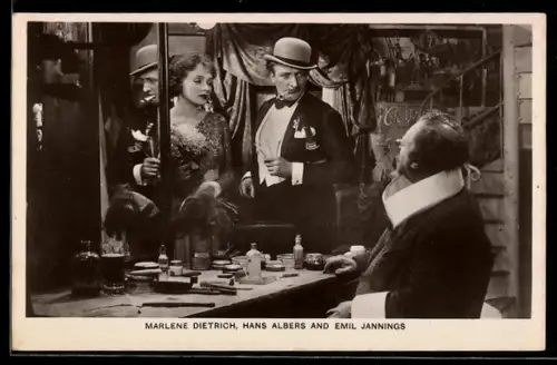 AK Schauspieler Marlene Dietrich und Hans Albers in einer Szene mit Emil Jannings