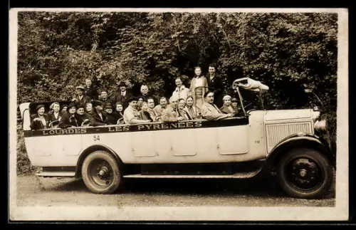 Foto-AK Menschengruppe in einem Lastkraftwagen, Lourdes - Les Pyrenées