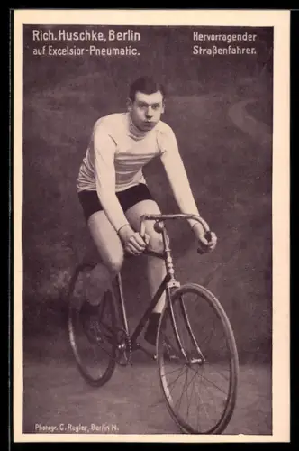 AK Berlin, Fahrrad Rennrad Strassenfahrer Rich. Huschke auf Excelsior-Pneumatic, Reklame