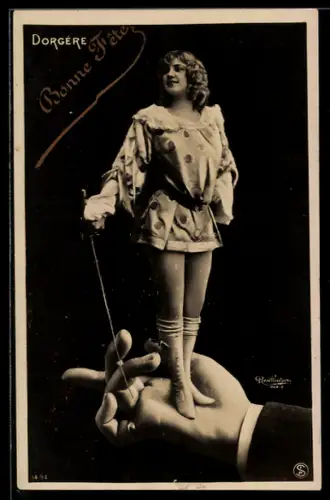 Foto-AK Atelier Reutlinger, Paris: Fotomontage Dorgere steht auf einer Hand