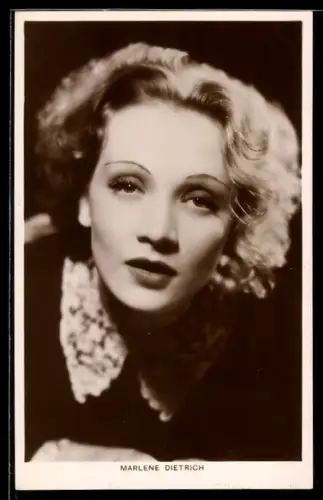 AK Schauspielerin Marlene Dietrich in einer Filmszene