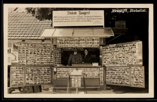 AK Neustift /Stubaital, Ansichtskarten-Kiosk Jakob Zangerl mit Besitzern, Ansichtskartengeschichte