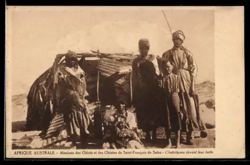 AK Afrique Australe, Missions des Oblats et des Oblates de Saint Francois de Sales, Catholiques devant leur hutte