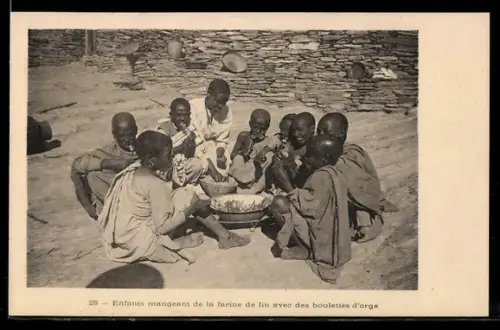 AK Enfans mangeant de la farine de lin avec des boulettes d`orge, afrikanische Volkstypen