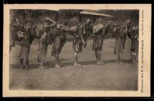 AK Missions des P. P. du Saint-Esprit, La Corvée de pierres, afrikanische Volkstypen