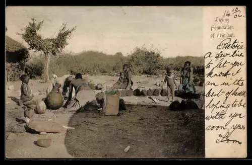 AK Laying Foundation of new hut, Afrikanische Familie, afrikanische Volkstypen