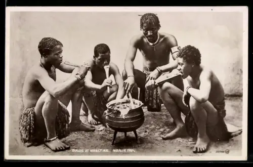 AK Zulus at Mealtime, afrikanische junge Männer essen aus einem Topf heraus