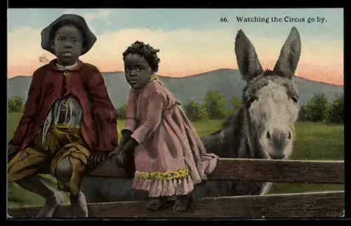 AK Kinderpaar mit Esel am Zaun, afrikanische Volkstypen