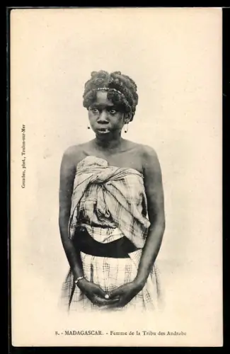 AK Madagascar, Femme de la Tribu des Andrabe