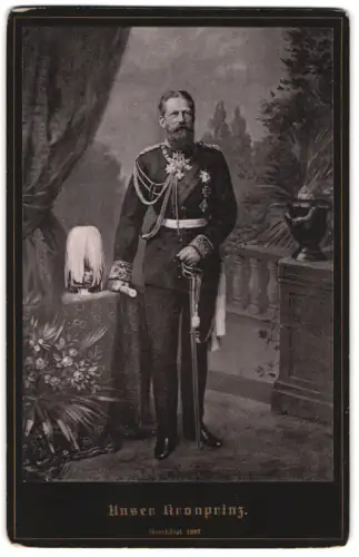 Fotografie unbekannter Fotograf und Ort, Kronprinz Friedrich Wilhelm in Uniform, späterer Kaiser Friedrich III.
