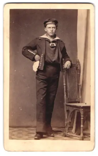 Fotografie B. Jessen, Kiel, Matrose der Königlichen Marine in Uniform