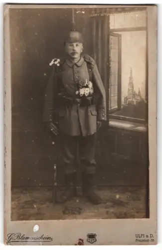 Fotografie G. Blumenschein, Ulm a.D., Frauenstr, 55, Soldat in Feldgrau Uniform mit Pickelhaube, Magazintaschen, Gewehr
