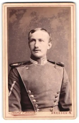 Fotografie Franz Ehrlich, Dresden-N., Königsbrücker-Str. 50, Unteroffizier der Garde-Ulanen in Uniform mit Epauletten
