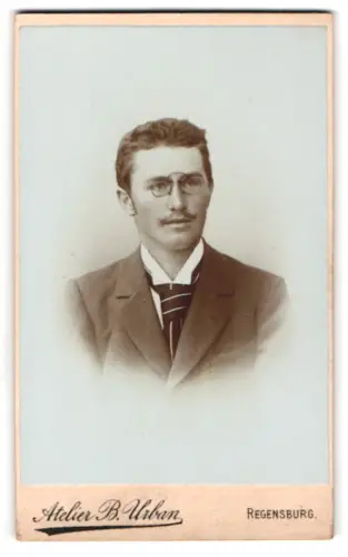 Fotografie B. Urban, Regensburg, Gesandten-Strasse 91, Porträt eines Mannes mit Brille