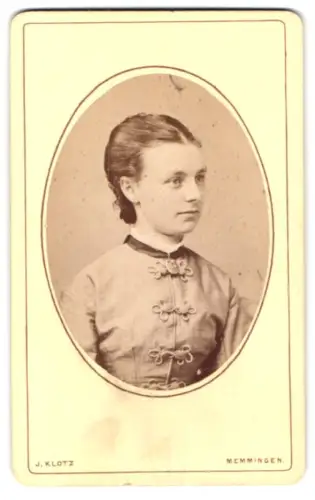 Fotografie J. Klotz, Memmingen, Nächst dem Bahnhof, Porträt einer jungen Frau
