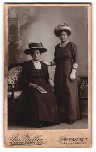 Fotografie Jos. Keller, Immenstadt, vis-à-vis d. Bahnhof, Porträt zweier Damen mit Hüten