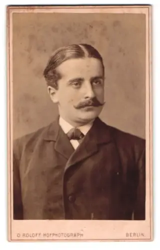 Fotografie O. Roloff, Berlin, Tauben-Strasse 20, Porträt eines Mannes mit Schnurrbart