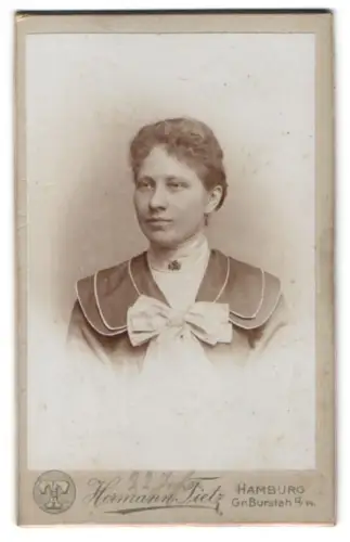 Fotografie Hermann Tietz, Hamburg, Gr. Burstah 12/14, Porträt einer elegant gekleideten Frau