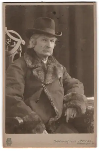 3 Fotografien Fotograf unbekannt, Potsdam, Brandenburgerstrasse 30, Portraits eines älteren Herrn mit Pelzmantel und Hut