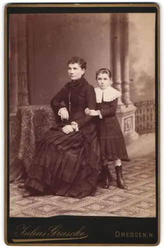 Fotografie Julius Grusche, Dresden, Bautzenerstrasse 39, Frau mit Mädchen in vornehmer Pose