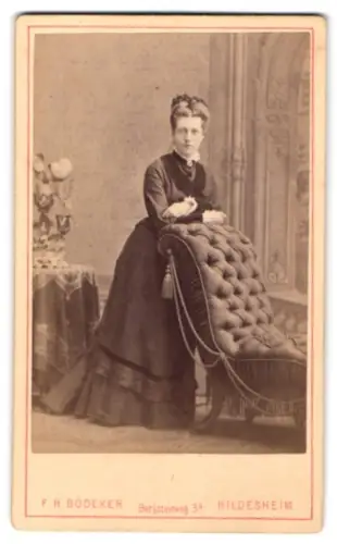 Fotografie F. H. Bödeker, Hildesheim, Bergsteinweg 34, Frau in formellem Kleid