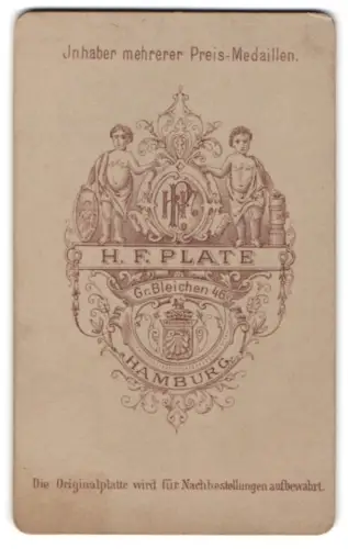 Fotografie H. F. Plate, Hamburg, Gr. Bleichen 46, Monogramm des Fotografen in filigranem Rahmen mit zwei Kindern, Wappen