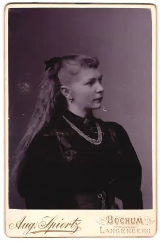 Fotografie Aug. Spiertz, Bochum und Langenberg, Porträt einer jungen Frau mit Schleife im langen Haar