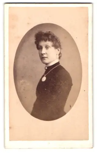 Fotografie J.T. Collier, Shepherds Bush, Uxbridge Road, Porträt einer Frau in elegantem Kleid