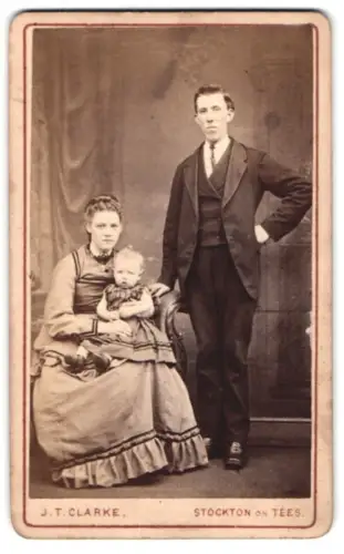 Fotografie J. T. Clarke, Stockton on Tees, Bridge Road, Familienportrait mit kleinem Kind