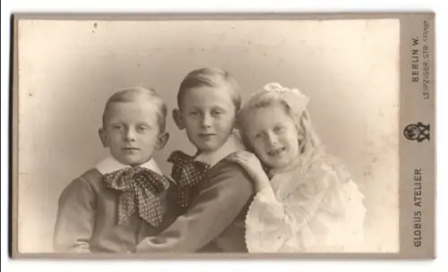 Fotografie Globus Atelier, Berlin, Leipzig Str. 132, Drei Kinder in feiner Kleidung