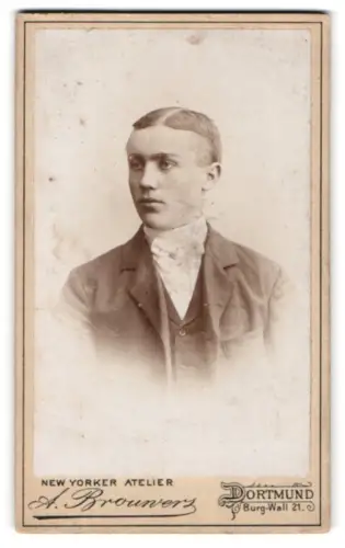 Fotografie A. Brouwers, Dortmund, Burg-Wall 21, Porträt eines jungen Mannes