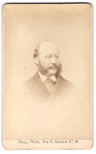 Fotografie T. Fall, London, Baker Street 9 & 10, Porträt eines Herrn mit Koteletten