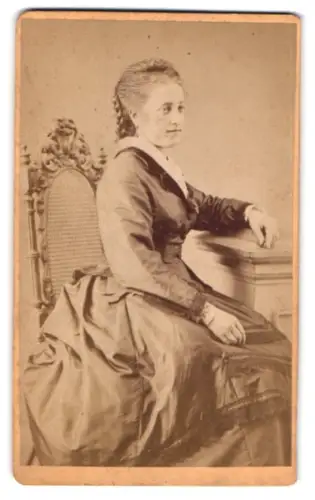 Fotografie Ferd. Ant. Frey, Amberg, Frau in elegantem Kleid