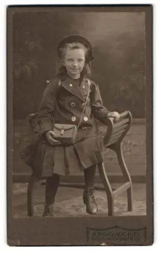 Fotografie A. Rohwer, Kiel, Brunswiekerstr. 15, Mädchen auf Stuhl sitzend
